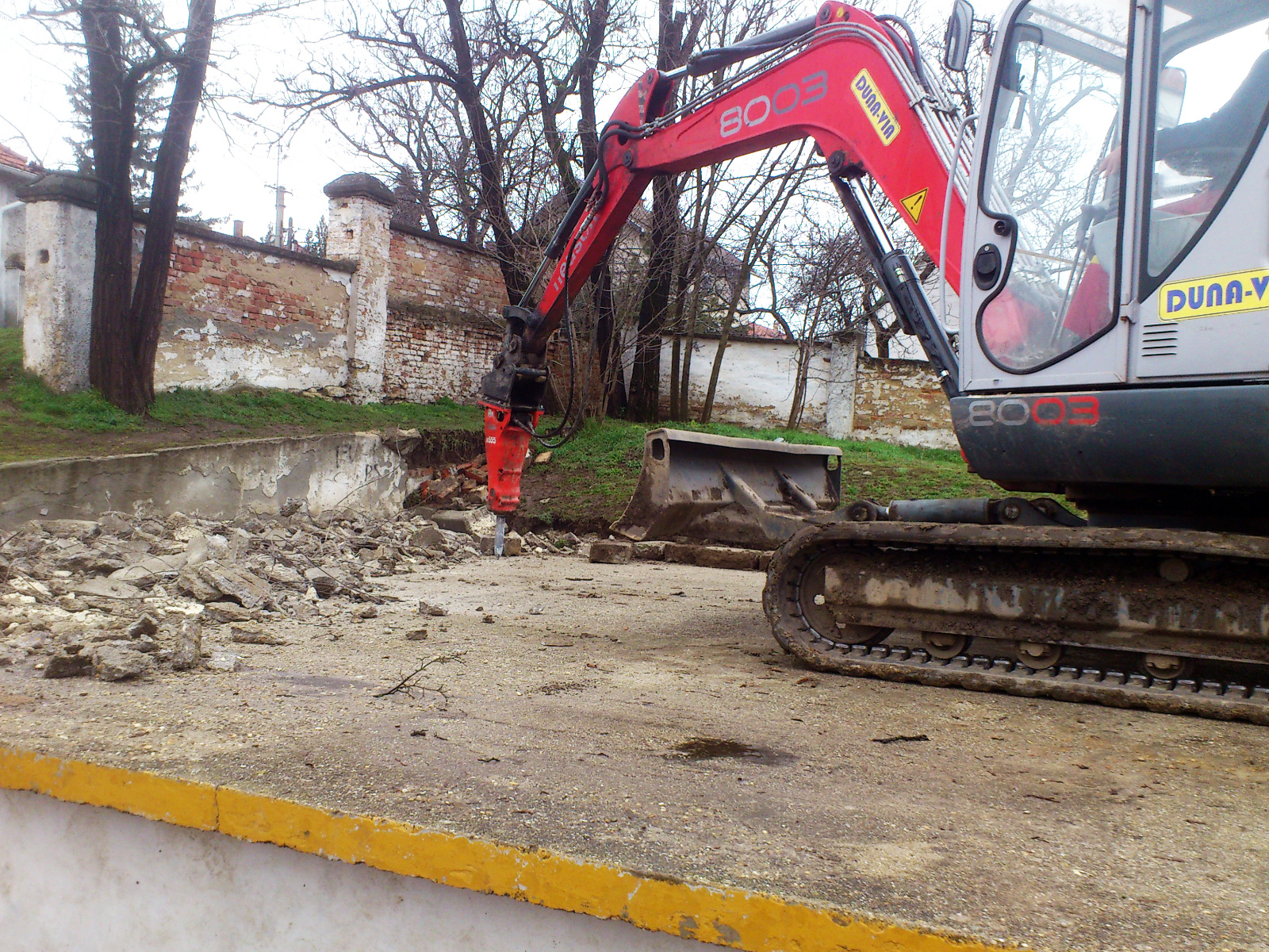 Sportpálya betonburkolat bontása, Budajenő